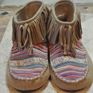 WOMENS SIZE 10 SERAPE AND FRINGE HOUSE SLIPPERS